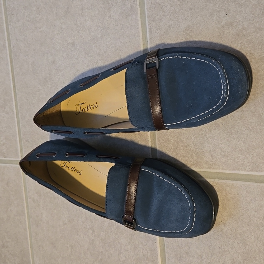 EUC--Trotters--Blue Suede Loafers Size 11W